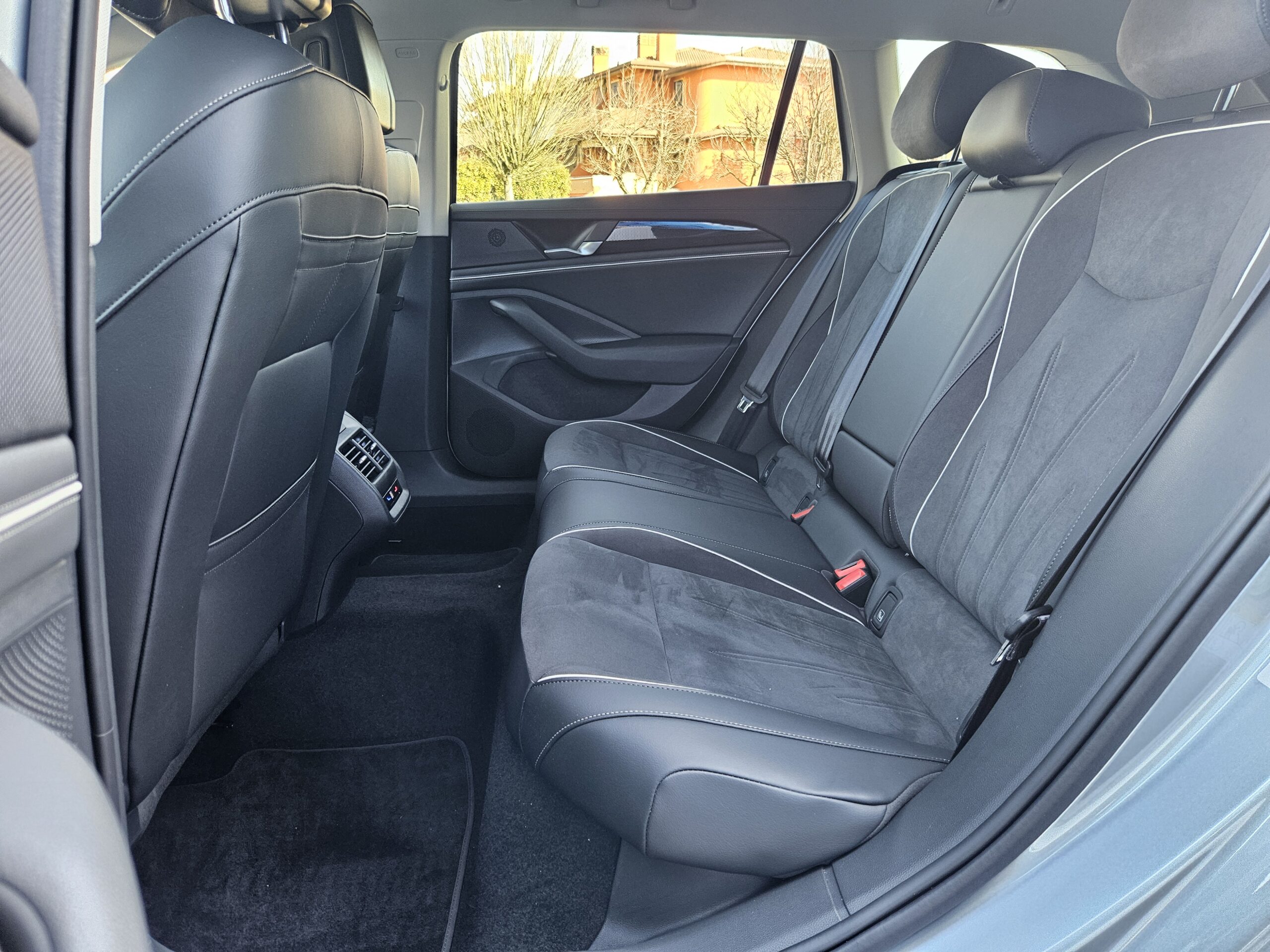 VW Passat 2.0 Tdi 122cv DSG - immagine 17